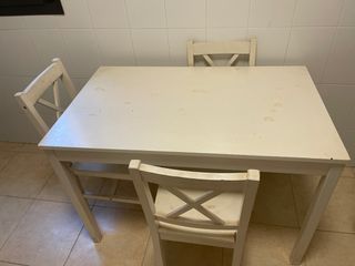 Mesa de cocina y 3 sillas blancas