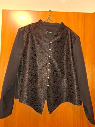 Blusa negra con encaje y botones