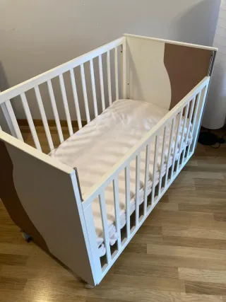 Cuna de madera blanca y marron