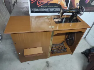 Máquina de coser antigua Alfa negra