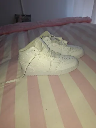 Air Jordan 1 Caja Negra Dorada