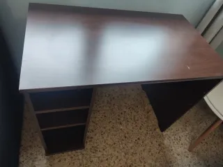 Escritorio de madera marrón