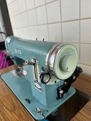 Máquina de coser Alfa
