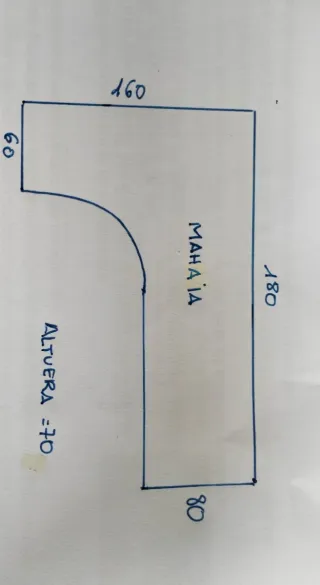 Mesa de oficina en L robusta y en buen estado.
