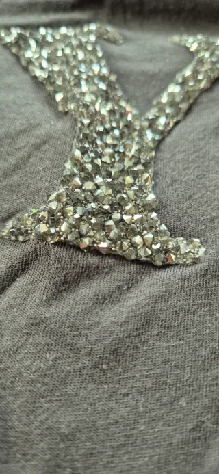 Camiseta gris con letras de pedrería Talla XS