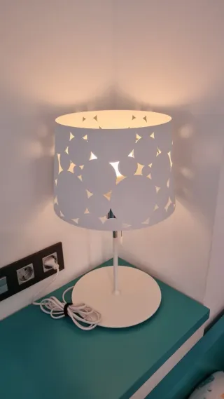 Lámpara de mesa y techo blanca