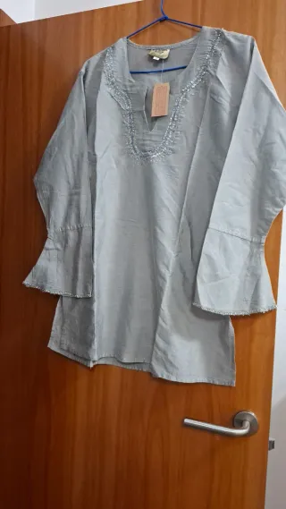 Blusa gris bordada