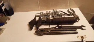 Herramientas antiguas variadas