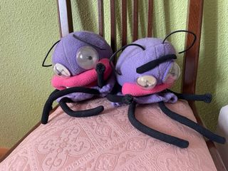 2 marionetas moradas con ojos grandes
