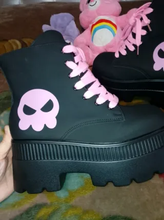 Botas negras con calavera rosa