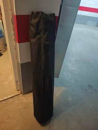 Mesa de camping plegable de metal.