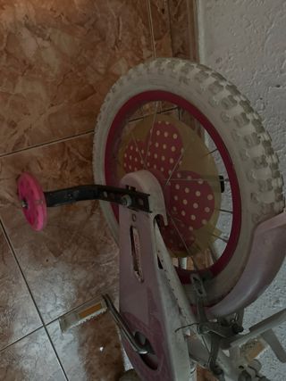 Bicicleta infantil rosa y blanca