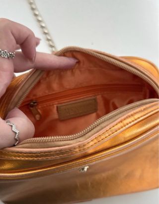 Bolso fiesta Menbur dorado/naranja con flecos