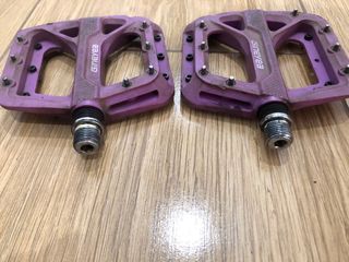 Pedales de plataforma morados