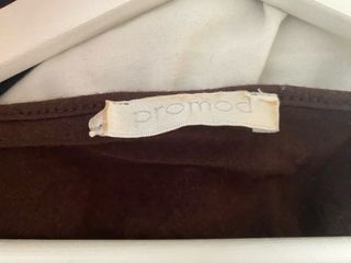 Blusa marrón con adornos dorados