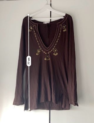 Blusa marrón con adornos dorados