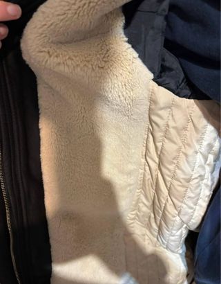 Abrigo negro con capucha y pelo