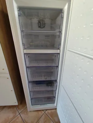 Congelatore verticale Beko FN126420