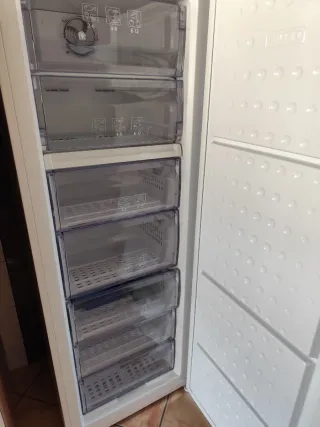 Congelatore verticale Beko FN126420
