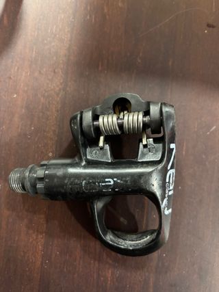 Sillín, pedales, portabidones y potencia