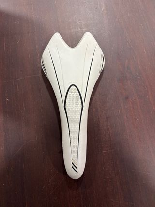 Sillín, pedales, portabidones y potencia