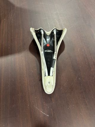 Sillín, pedales, portabidones y potencia