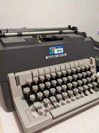 Máquina de escribir Olivetti Linea 98