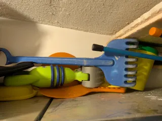 Carretilla de juguete azul