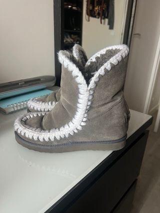 Botas grises con detalles blancos  Con Cuña