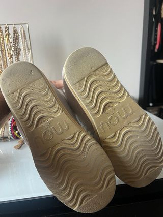 Botas grises con detalles blancos  Con Cuña