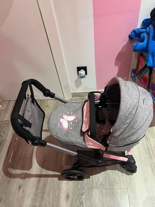 Carro de bebé gris con mariposa