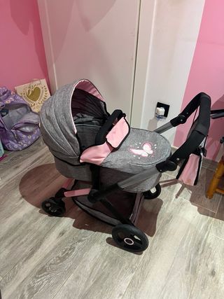 Carro de bebé gris con mariposa