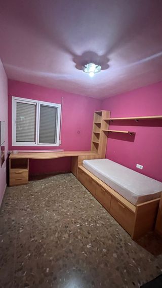 Habitación completa: Cama, escritorio y estantería