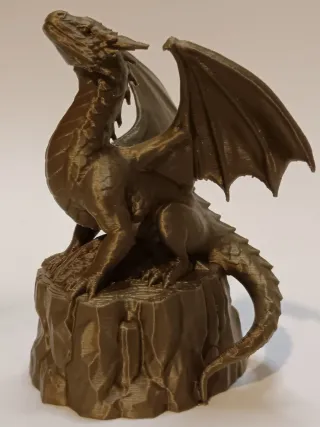 Statua Drago Seduto su Roccia