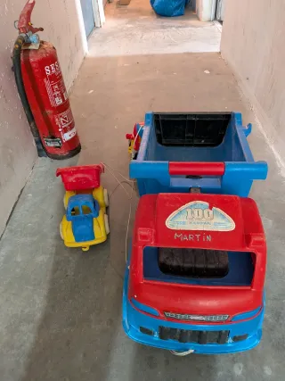 Camión de juguete grande y pequeño