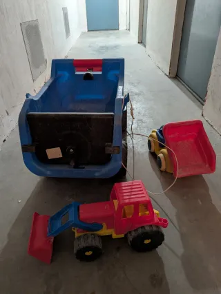 Camión de juguete grande y pequeño