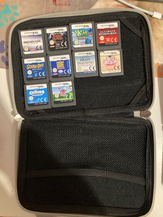 Nintendo DSi XL con 10 juegos, estuche y cargador