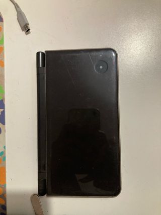 Nintendo DSi XL con 10 juegos, estuche y cargador