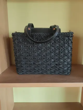 Bolso tejido negro con asas de cuero
