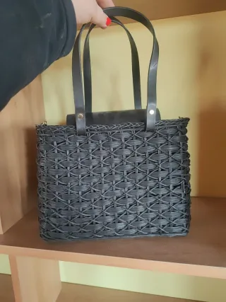 Bolso tejido negro con asas de cuero