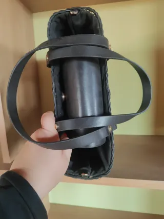 Bolso tejido negro con asas de cuero