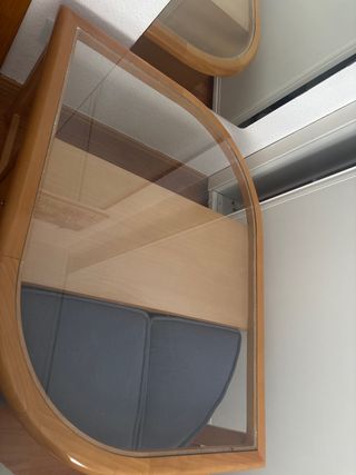 Mesa de salón de madera y cristal