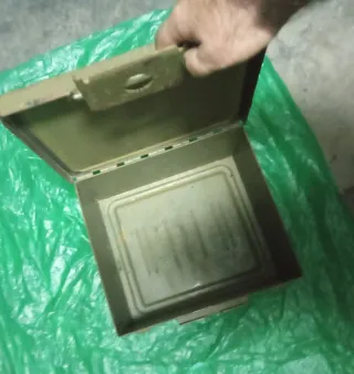 Caja metálica militar cruz roja