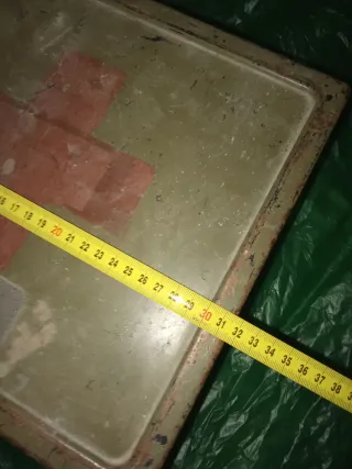 Caja metálica militar cruz roja