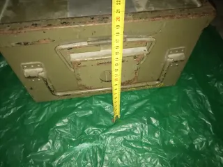 Caja metálica militar cruz roja