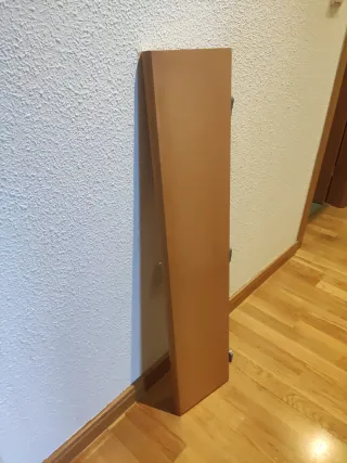 Balda de madera marrón