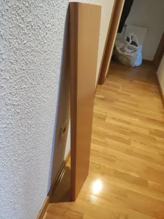 Balda de madera marrón