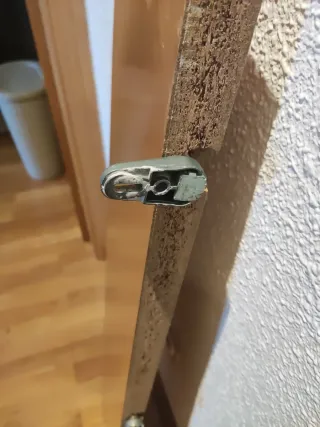 Balda de madera marrón