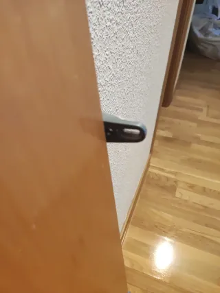 Balda de madera marrón