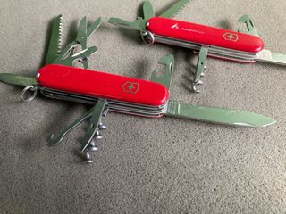 2 Canivetes Victorinox Huntsman e Camper